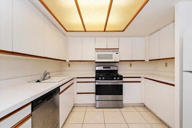Building Photo - 200 E Racquet Club Rd