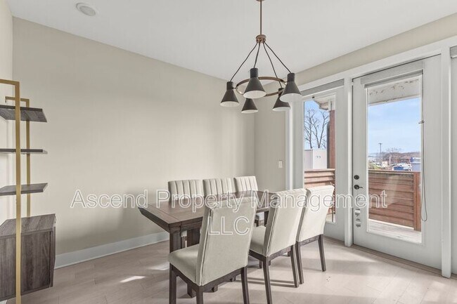 Building Photo - 3155 St Elmo Ave