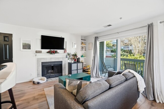 Building Photo - Uptown Living • Prime Location • City Views