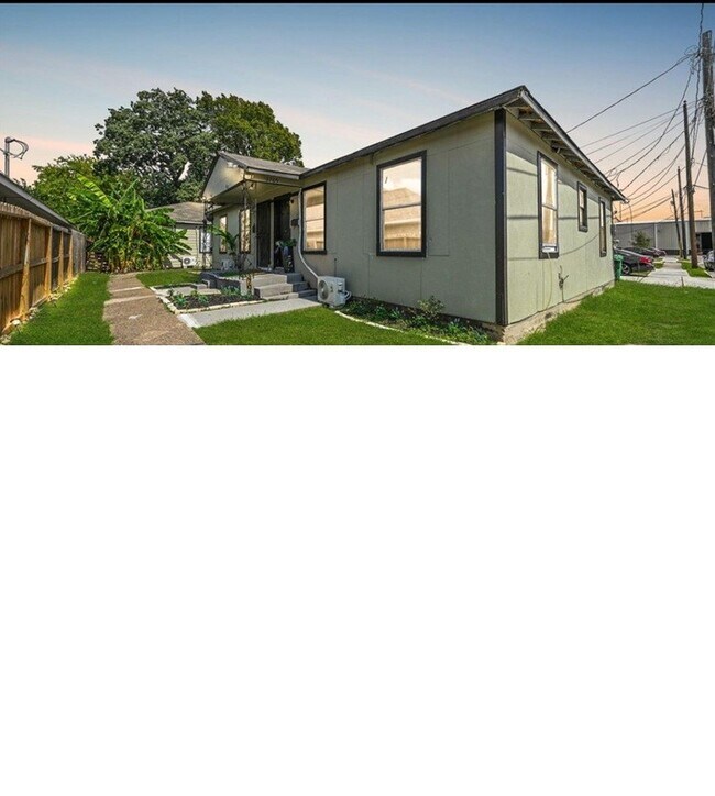 Building Photo - 3707 Bremond St