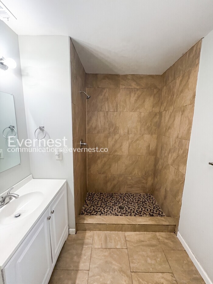 Building Photo - 193 W Canterbury Dr