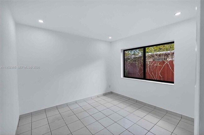 Building Photo - 524 NE 160th Terrace