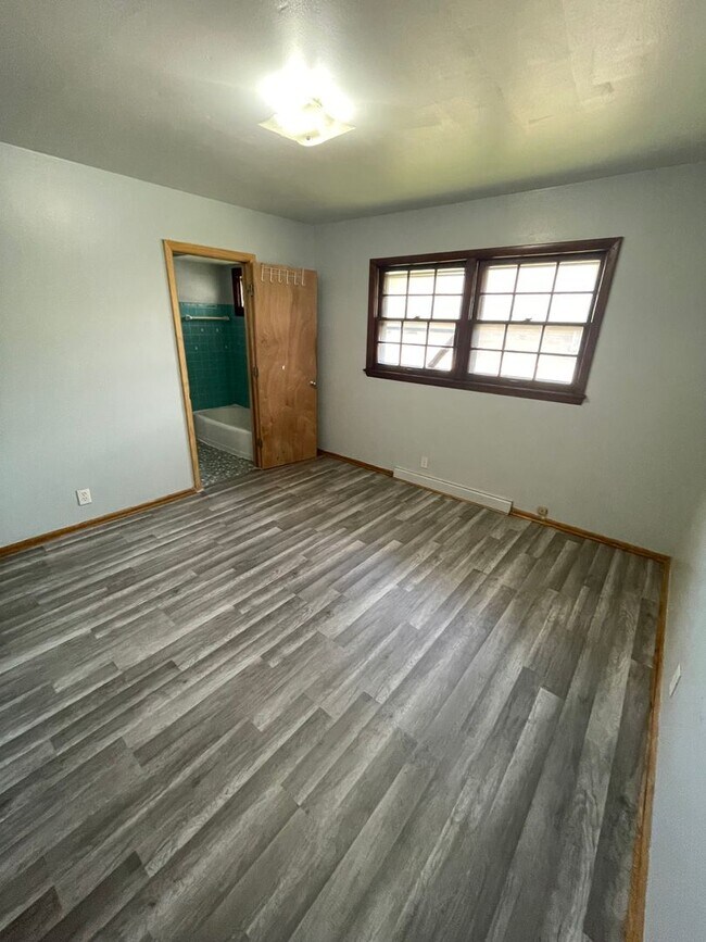 Building Photo - Large 3bed/1.5 bath unit!