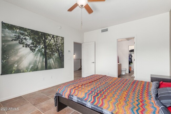 Building Photo - 525 W Lakeside Dr