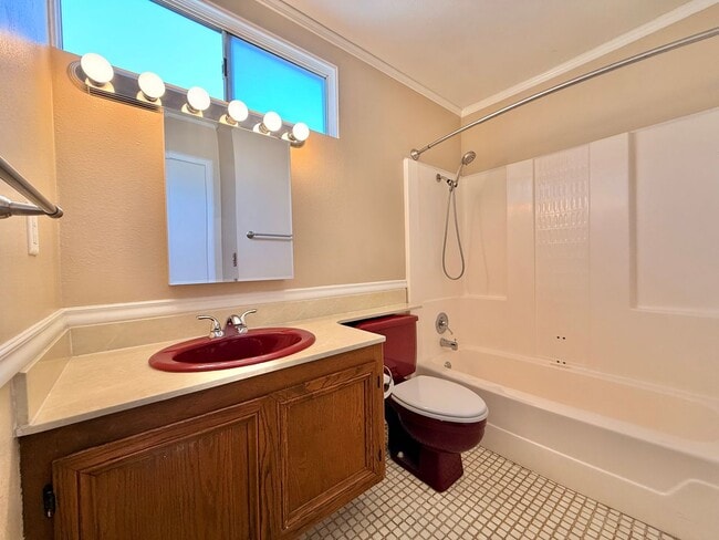 Building Photo - Fabulous 4 bedroom 2 1/2 Bath Home!