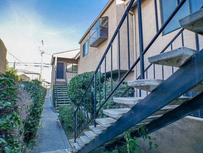 Building Photo - Charming 2 bed/2 bath second level condo with washer/dryer & assigned parking