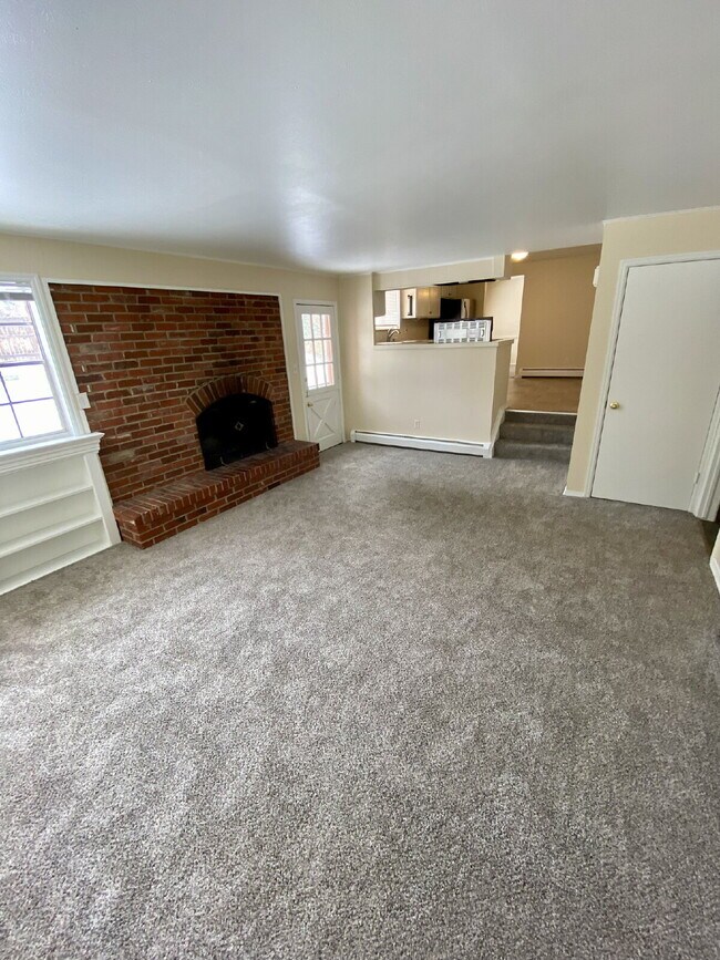 Building Photo - Don't miss out on this 5 bed 2.5 bath hous...