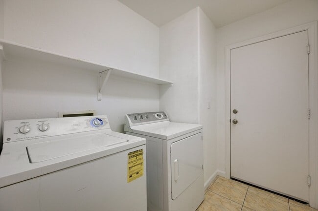 Building Photo - 11051 Alora St