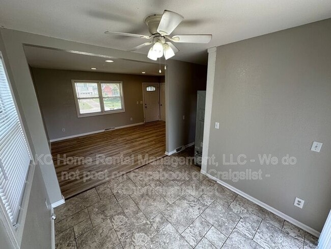 Building Photo - 5029 NE 56th Pl