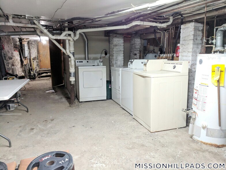 Building Photo - 168 Hillside St