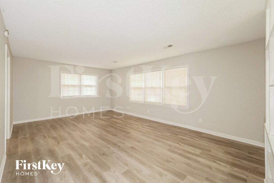 Building Photo - 8728 Everett St