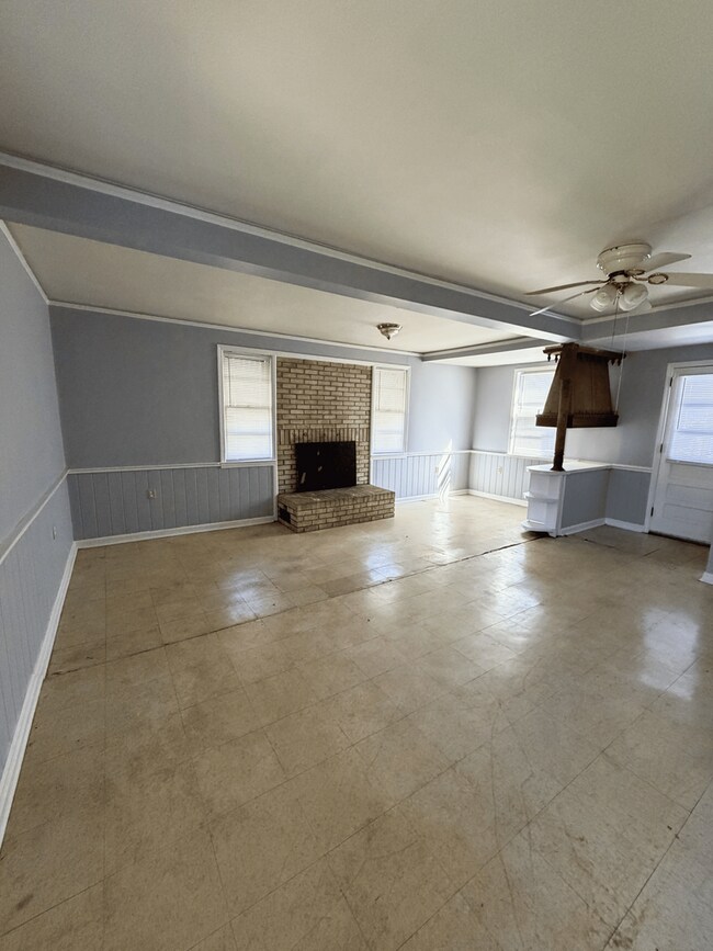 Building Photo - Spacious 2-Bed Home Across from Pickens Library