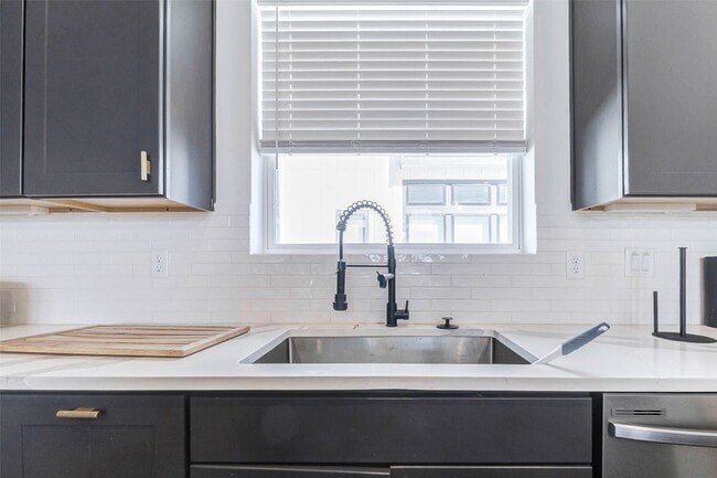 Building Photo - 334 Eastwood St