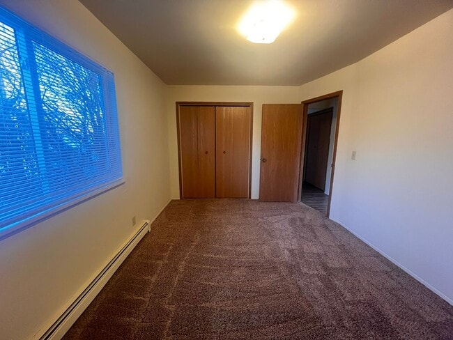 Building Photo - Spacious Two Bedroom Upper Apartment with Laundry in Unit!
