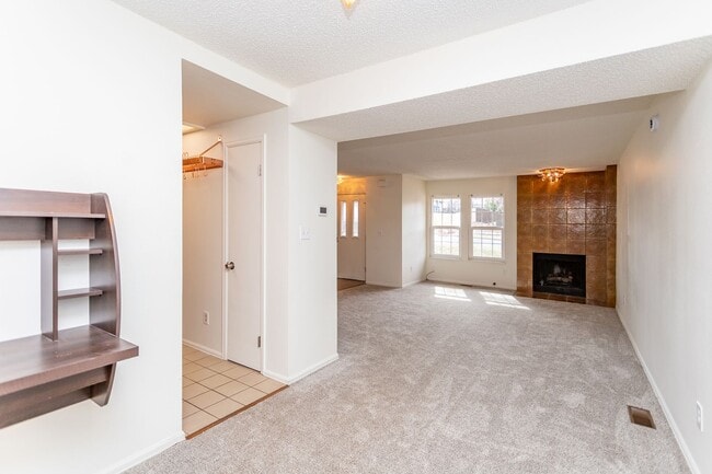 Building Photo - Beautifully Maintained Townhome with Fantastic Amenities