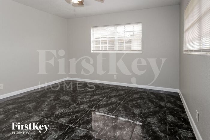 Building Photo - 4962 Pineaire Ln