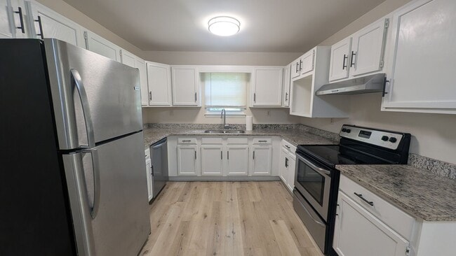Building Photo - 2BR/1.5BA Renovated Townhome