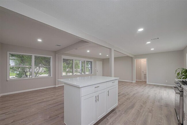 Building Photo - 7702 Darnay Dr