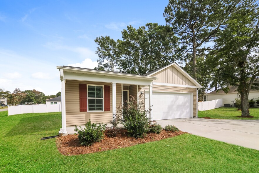 Building Photo - 2150 Bayview Dr SW