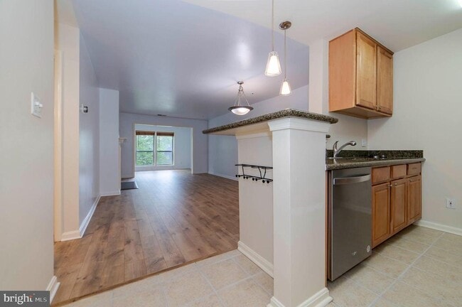 Building Photo - 3176 Summit Square Dr