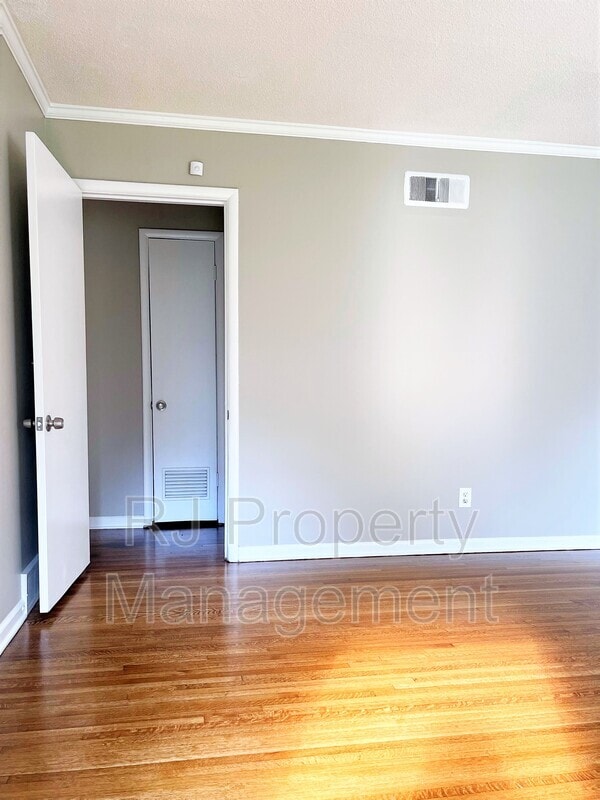 Building Photo - 3641 Bishops Bridge Rd