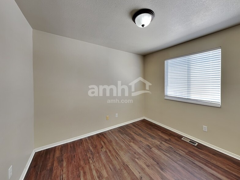 Building Photo - 32 E 2200 S