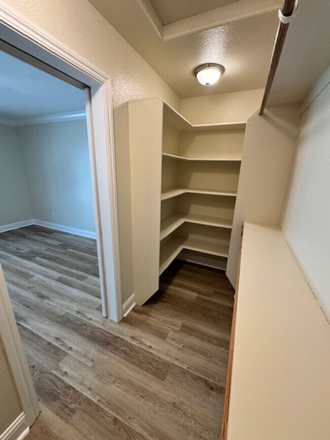 Building Photo - $300 Move in Special - Beautiful South Redding Home