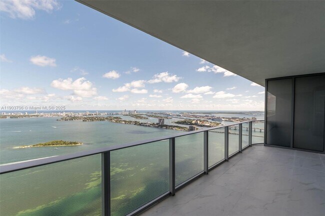 Building Photo - 700 NE 24th St