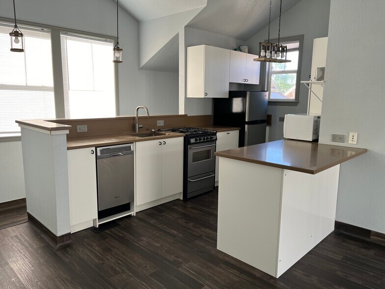 Kitchen - 9267 E 107th Ave