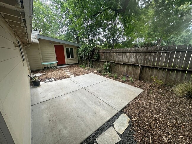 Building Photo - 2050 Laburnum Ave