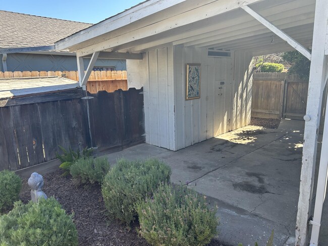 Building Photo - 517 Dawn Dr