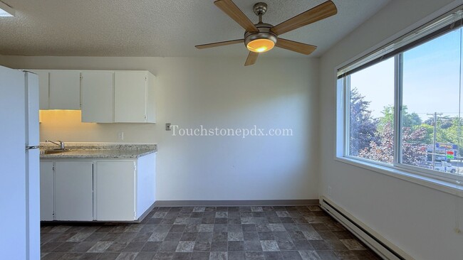 Building Photo - Charming 1-Bedroom Apartment in the Heart ...