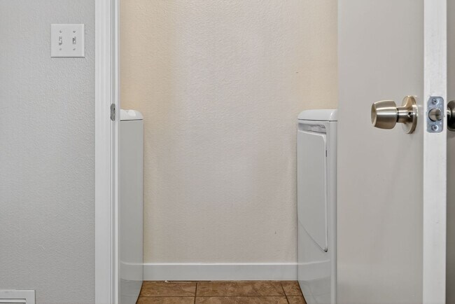 Building Photo - *MOVE-IN READY* GREAT UPPER LEVEL 2-BEDROO...