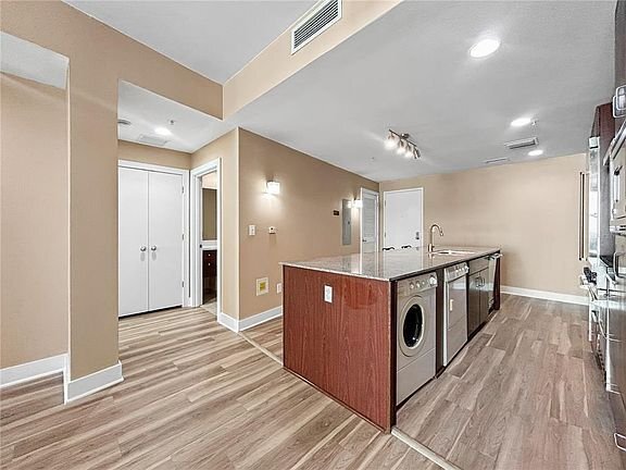 Building Photo - 1120 E Kennedy Blvd