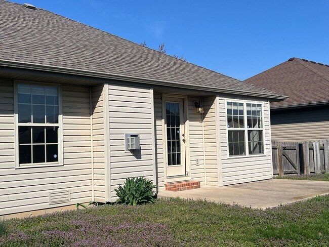 Building Photo - 3 Bed / 2 Bath in the Heart of Nixa