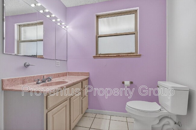Building Photo - 8 Manor Dr