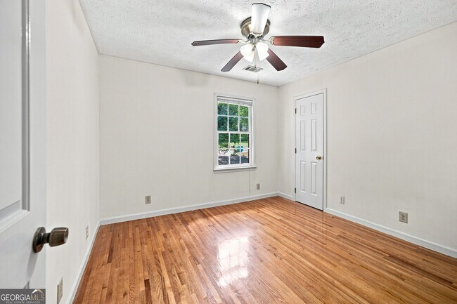Building Photo - 965 Millbrook Ct