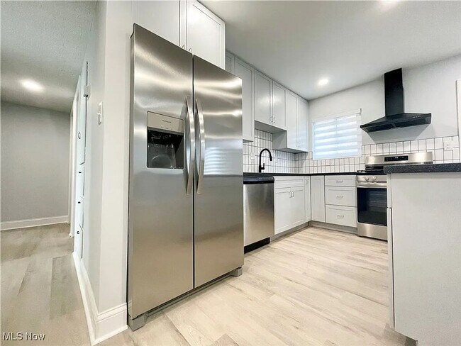 Building Photo - Charming Euclid Home in Quiet Residential Neighborhood