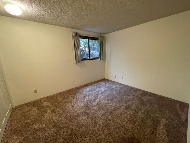 Building Photo - 27 NW Mountain View St