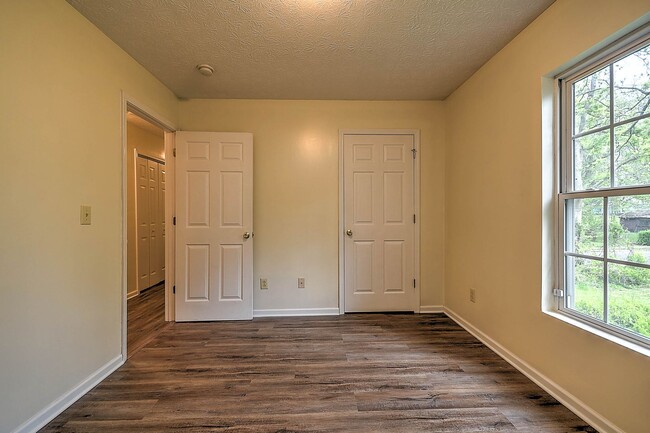 Building Photo - 303 Moorland Dr