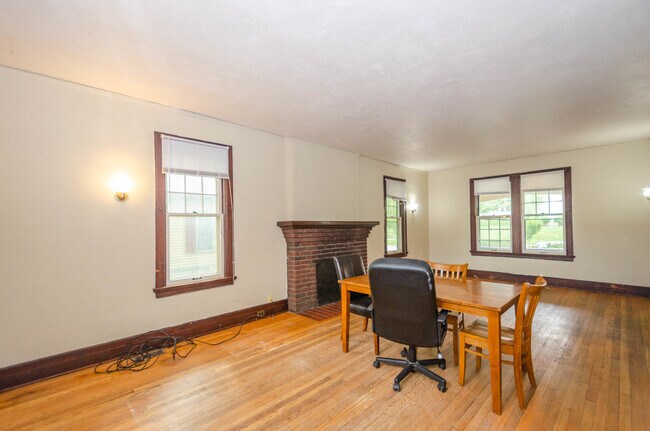 Building Photo - 1517 S University Ave