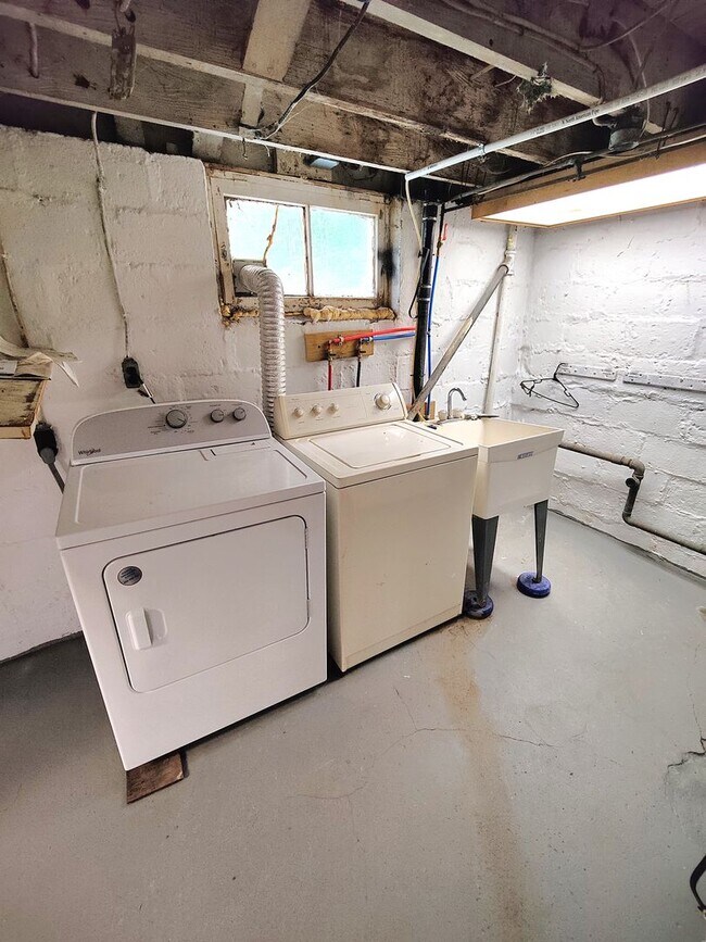 Building Photo - *Spacious & Updated 3BD/1BA Single-Family Home Available in Brookline*
