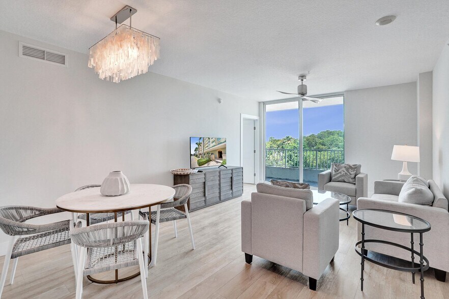 Building Photo - 700 E Boynton Beach Blvd