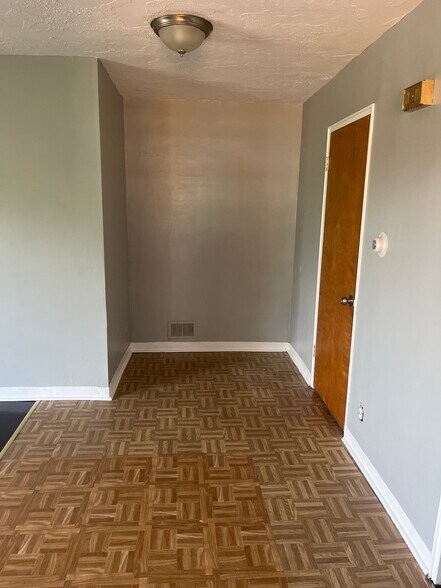 Building Photo - 829 Uhrig Ave