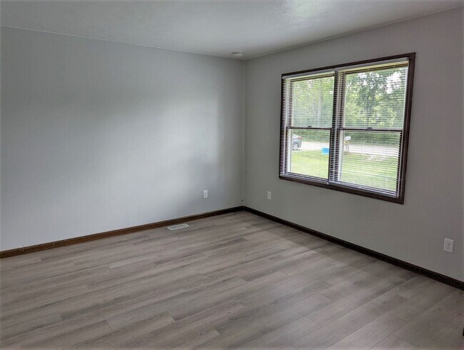 Building Photo - 303 E Palm Dr