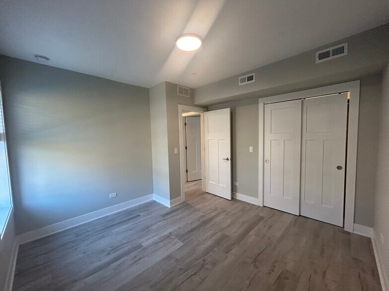 Building Photo - 1131 Oak Ave