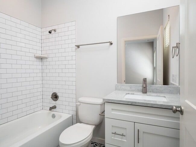 Building Photo - Porter's Lakeside - Luxury 4 Bedroom, 4 Ba...