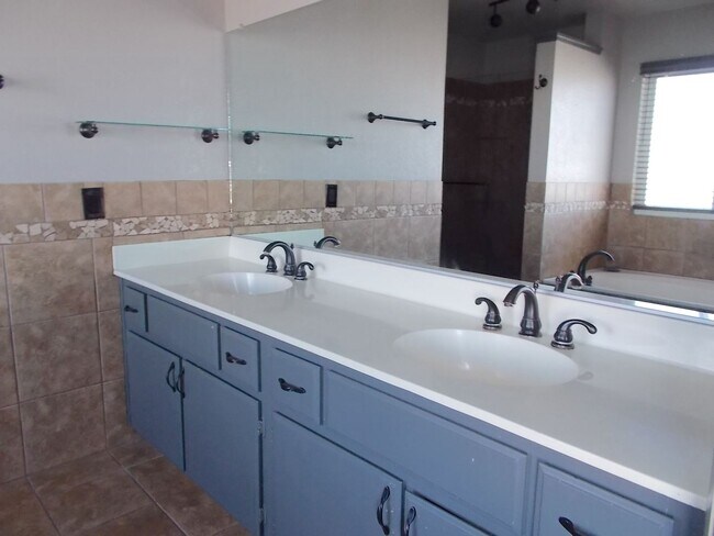 Building Photo - Spacious 4-Bed Home in Quiet Las Vegas Cul-de-Sac with Private Backyard