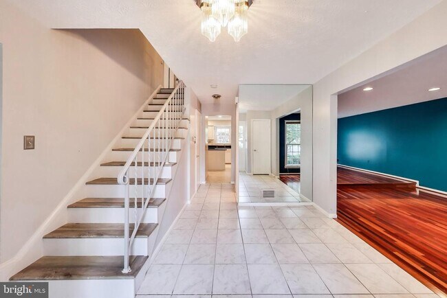 Building Photo - 1718 Crestview Dr