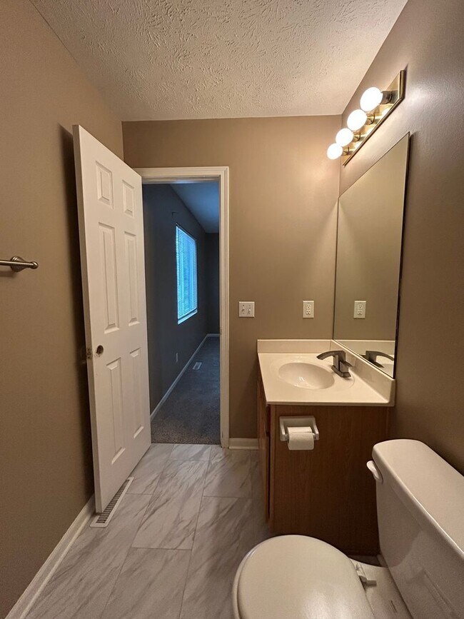 Building Photo - Spacious Split Level Living in Millard with a Backyard You’ll Love